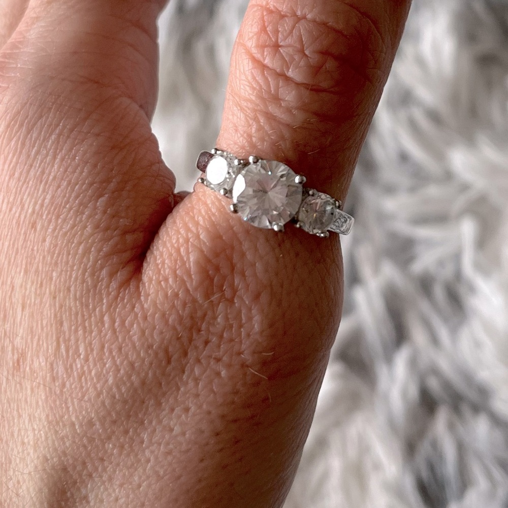 Faux diamond ring with three stone setting - Picture 1 of 3
